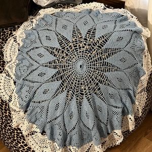 Knitted table cloth
